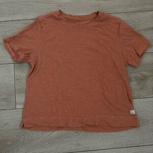 Vuori women’s tee
